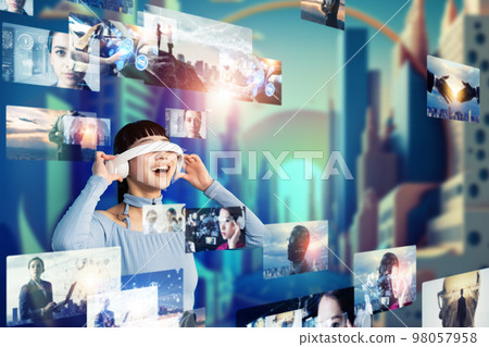 戴著 VR 護目鏡觀看視頻的女性 98057958