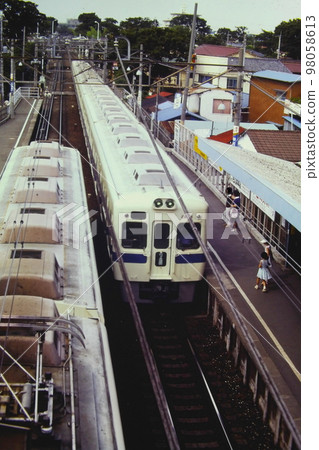 Odakyu Izumi-Tamagawa Station in the above-ground era, you can see the overpass of Setagaya-dori in the back, taken on June 15, 1980, KR 98058613