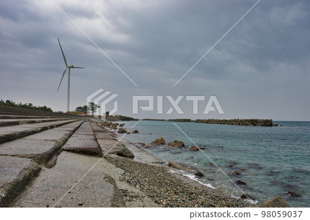 Coast of Toyama Bay in winter 98059037