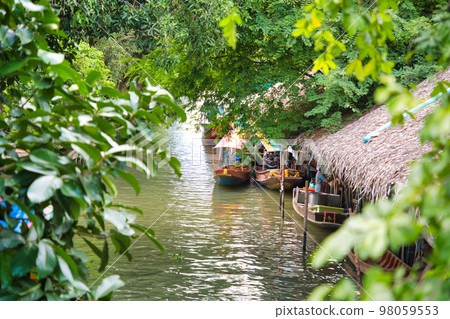Floating market on the outskirts of Bangkok, Thailand Floating market on the outskirts of Bangkok, Thailand 98059553