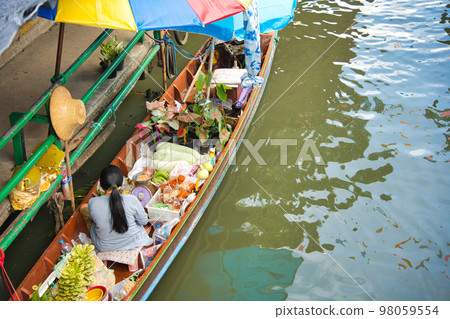 Floating market on the outskirts of Bangkok, Thailand Floating market on the outskirts of Bangkok, Thailand 98059554