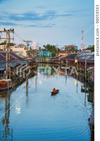 Amphawa Floating Market Samut Songkhram, Thailand Amphawa Floating Market Samut Songkhram, Thailand 98059563