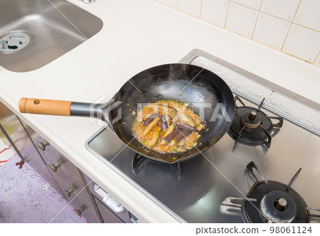 [Making mapo eggplant, just before mixing with water-soluble potato starch] 98061124