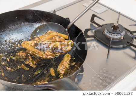 [Make the mapo eggplant, complete when thickened] 98061127