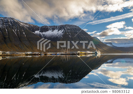 The town of Isafjardarbaer in the Isafjardardjup fjord in North Iceland 98063312