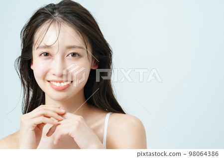 皮膚有光澤的年輕女性的美容形象 皮膚有光澤的年輕女性的美容形象 98064386