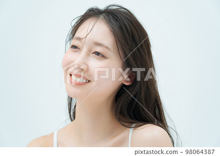 Beauty image of a woman with moist skin Beauty image of a woman with moist skin 98064387