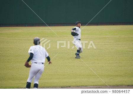Outfielder returning the ball 98064457