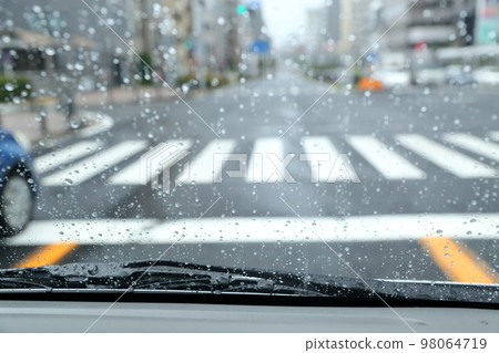 從車內看下雨天的城市景色 從車內看下雨天的城市景色 98064719