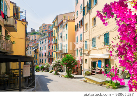 Cinque Terre, Italy 98065187