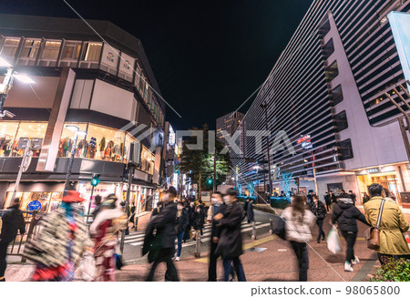 Yokohama Cityscape in Japan Coming-of-Age Day … Many heading to Parnado ST in front of Yokohama Station … More than 700,000 hospitalized and recuperated nationwide = 9 days 98065800