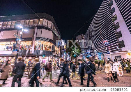 Tokyo cityscape in Japan Coming-of-Age Day ... Many in Yokohama Station Parnado ST ... More than 700,000 hospitalized or recuperating nationwide ... = 9 days 98065801