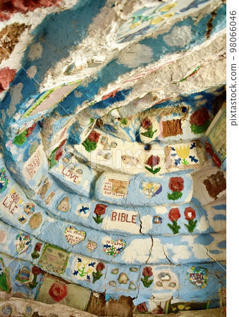 救贖山天花板 98066046