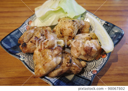 來自日本沖繩的一道非常美味的雞肉菜餚 98067802