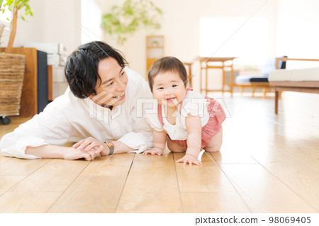 爸爸看著寶寶長大 98069405