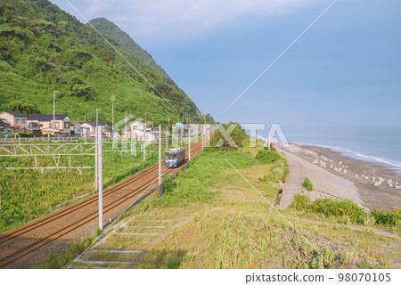 Echigo Tokimeki Railway runs along the Sea of Japan [Itoigawa City] 98070105