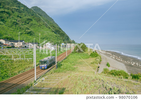 Echigo Tokimeki Railway runs along the Sea of Japan [Itoigawa City] 98070106