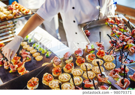 Hands of a cater Hands of a cater 98070371