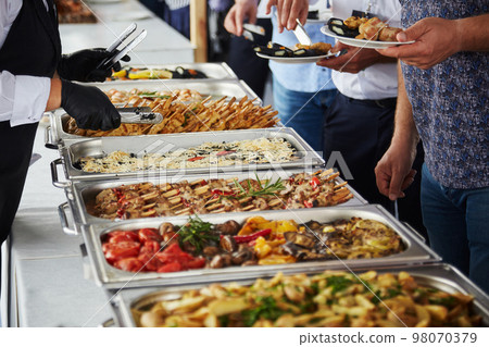 people at a banquet people at a banquet 98070379