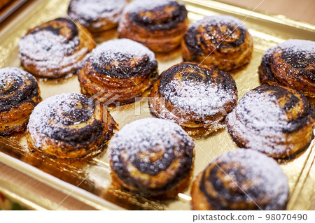 sweet buns with poppy seeds 98070490