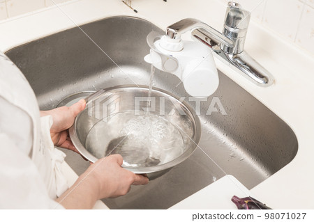 【中年主婦往碗裡倒水去渣】 98071027