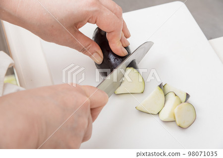 【中年家庭主婦用三德刀將茄子切成小塊】 98071035