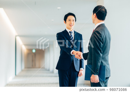 Shaking businessmen shooting cooperation "LINK FOREST" Shaking businessmen shooting cooperation "LINK FOREST" 98071086