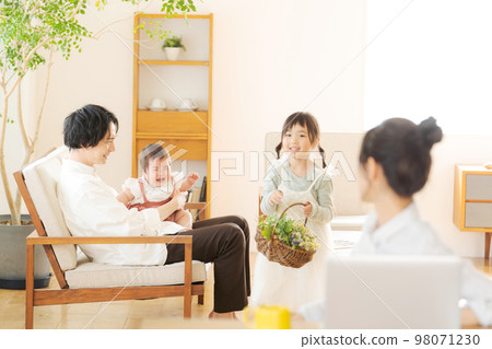 mom working at home 98071230