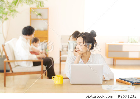 mom working at home 98071232