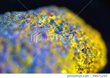 stone ore under the microscope 98071297