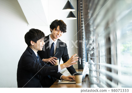 young businessman having a meeting 98071333