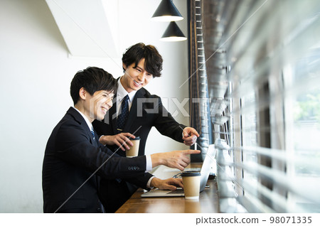 young businessman having a meeting 98071335