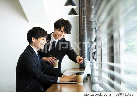 正在開會的年輕商人 98071336