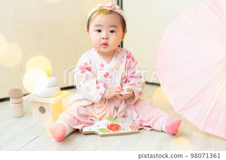 New Year's baby 8 months old 98071361