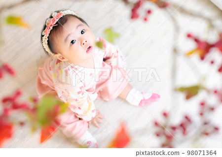 8 個月大的穿著袴連身衣的嬰兒 98071364