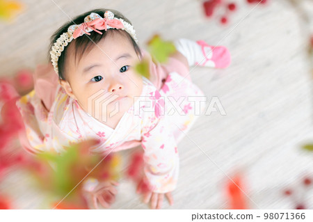 8 個月大的穿著袴連身衣的嬰兒 98071366