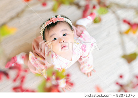 8 個月大的穿著袴連身衣的嬰兒 98071370