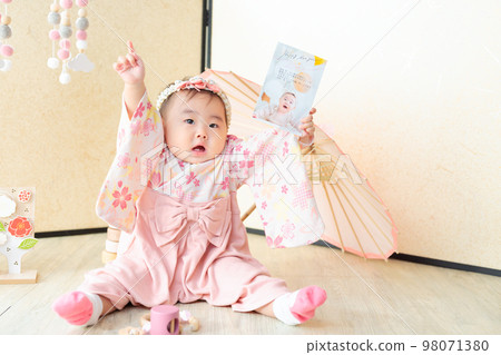 Baby with a New Year's card Banzai Baby with a New Year's card Banzai 98071380