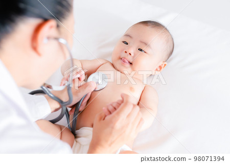 嬰兒接受健康檢查 聽診 健康檢查 嬰兒健康檢查 嬰兒接受健康檢查 聽診 健康檢查 嬰兒健康檢查 98071394