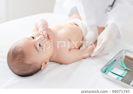 baby getting vaccinated 98071395