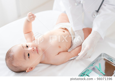 baby getting vaccinated 98071396