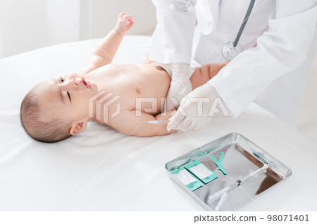 baby getting vaccinated 98071401