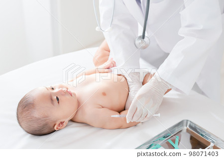 baby getting vaccinated 98071403