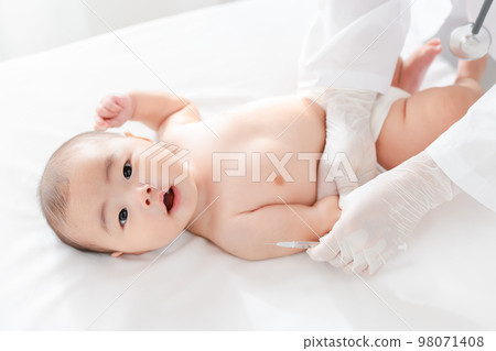 baby getting vaccinated 98071408