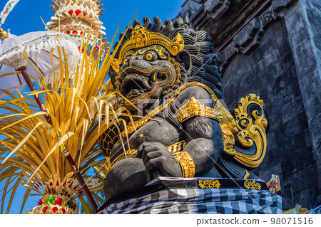 Balinese traditional gate at the entrance to the temple of Tanah Lot 98071516