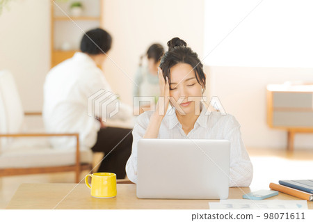 Female, person, woman Female, person, woman 98071611