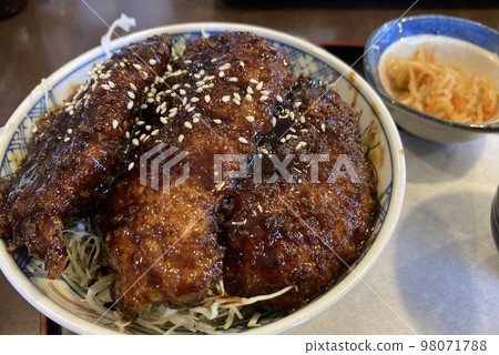 美味的醬汁豬排蓋飯 98071788