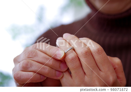 Woman removing a ring 98071872