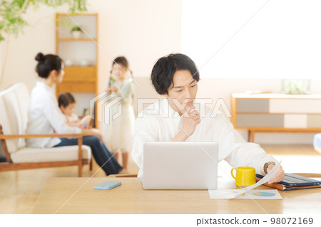 在家工作的男士 98072169