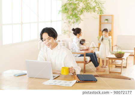 在家工作的男士 在家工作的男士 98072177